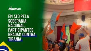 Em ato pela Soberania Nacional, na Faculdade de Direito da USP, participantes bradam contra tirania