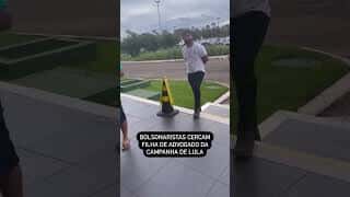 Afronta à democracia: Bolsonaristas cercam filha de advogado da campanha de Lula