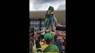 Vândalos roubam réplica da Constituição em ataque ao STF