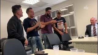 A pedido de juiz, Henrique e Juliano e João Neto e Frederico cantam juntos