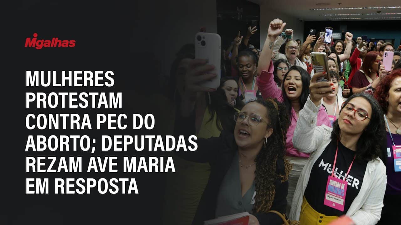 Mulheres protestam contra PEC do aborto; Deputadas rezam Ave Maria em resposta