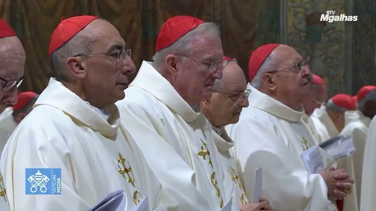 Formado em direito pela USP, brasileiro regeu coral na 1º missa de Leão XIV