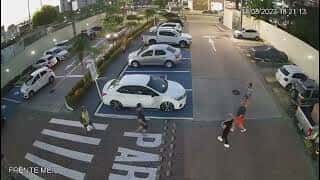 Mulher pega arma de marido policial e atira em advogado que defendeu babá Mulher pega arma de marido policial e atira em advogado que defendeu babá