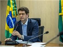 PF vê ligação de Ricardo Salles com exportação ilegal de madeira