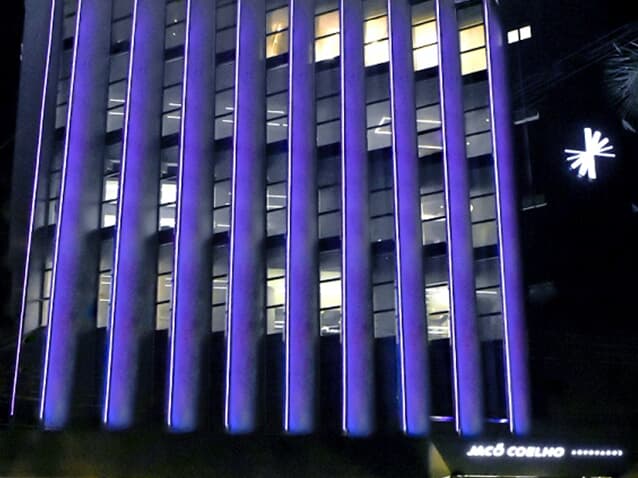 Jacó Coelho Advogados ilumina fachada em apoio ao Novembro Azul