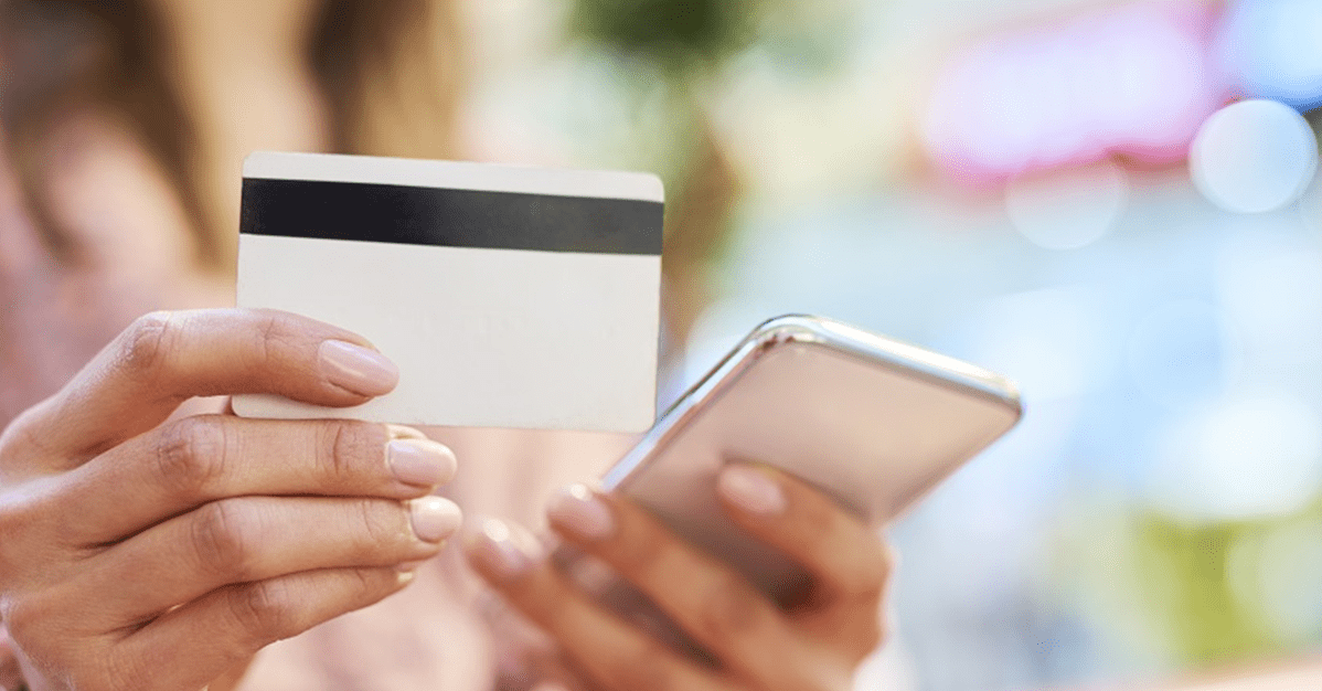 Banco é condenado por não colocar nome social de transexual em cartão - Migalhas