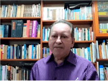 Vídeo: Após queda de cenário, Yedo Simões mostra biblioteca real