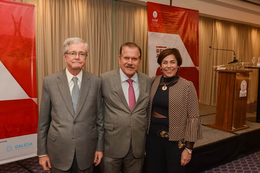 Ao tomar posse como associado honorário do IASP, ministro Humberto Martins foi saudado pelo Professor Roberto Rosas (Imagem: Reprodução IASP)