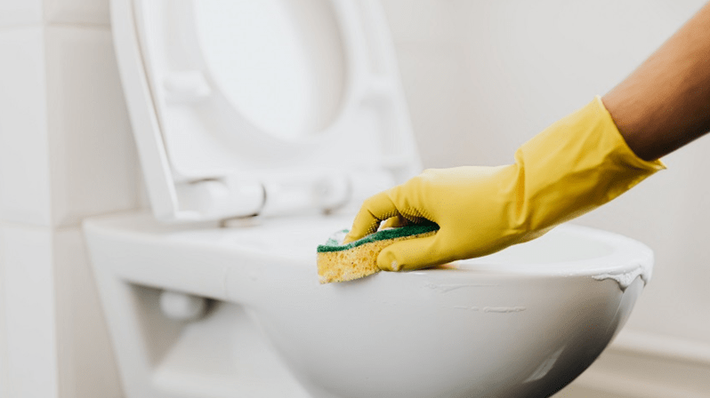 Município pagará insalubridade a zeladora que lavava banheiro sem EPI