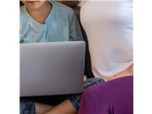 Pais podem vigiar os filhos na internet? Advogada responde
