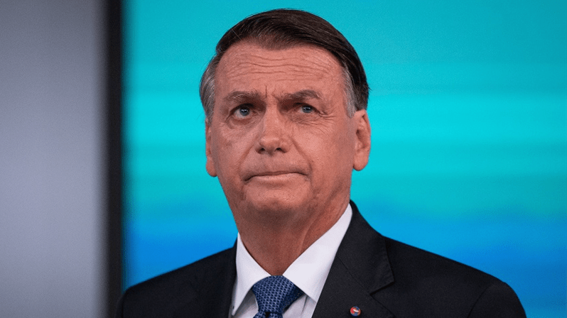 Bolsonaro aciona STF contra Lula e Gleisi por crimes contra a honra