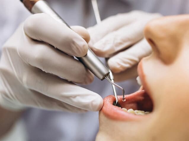 Clínica odontológica indenizará paciente por prótese defeituosa