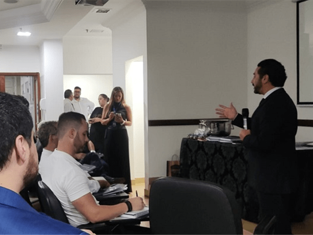 Remo Battaglia, fundador do escritório Battaglia & Pedrosa Advogados, ministra palestra sobre Holding Patrimonial. (Imagem: Divulgação Battaglia & Pedrosa Advogados)