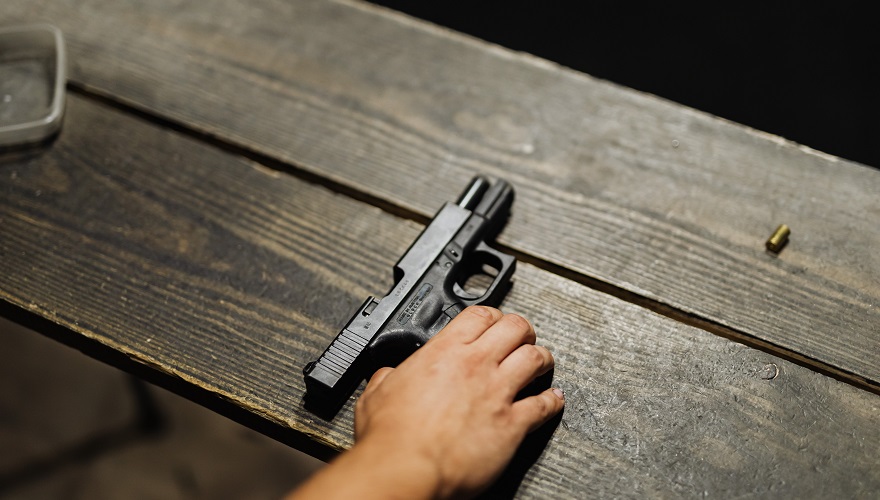 Pistola calibre 40 se soltou do colete balístico, caiu no chão e disparou no rosto do policial militar. (Imagem: Pexels)
