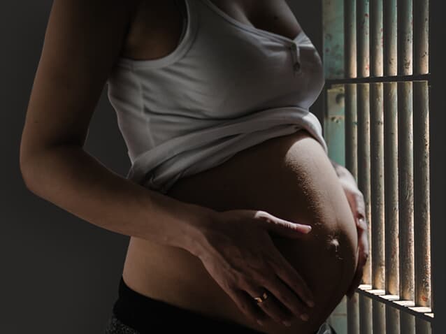 Desembargador concede liberdade provisória a presa grávida de 7 meses