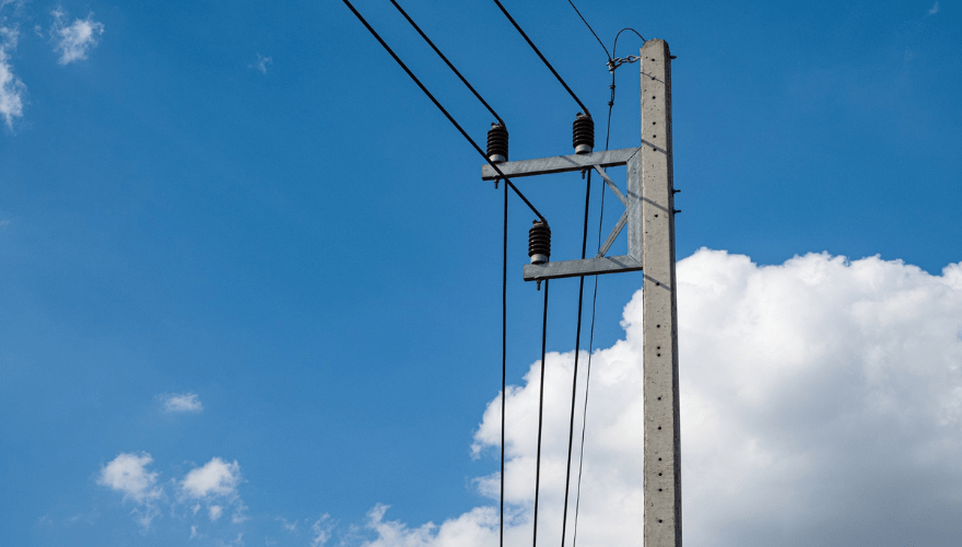 Itaquaquecetuba não pode instituir requisitos para instalação de cabos e postes de energia. (Imagem: Freepik)