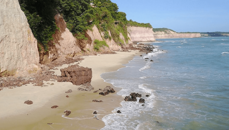 Praia da Pipa/RN, local em que obra construída está sendo discutida no processo. (Imagem: Reprodução/Instagram/Praia da Pipa)