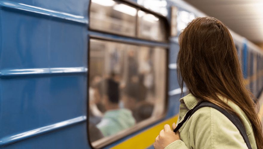 Técnico de enfermagem que gravou passageira em metrô não consegue reverter justa causa. (Imagem: Freepik)