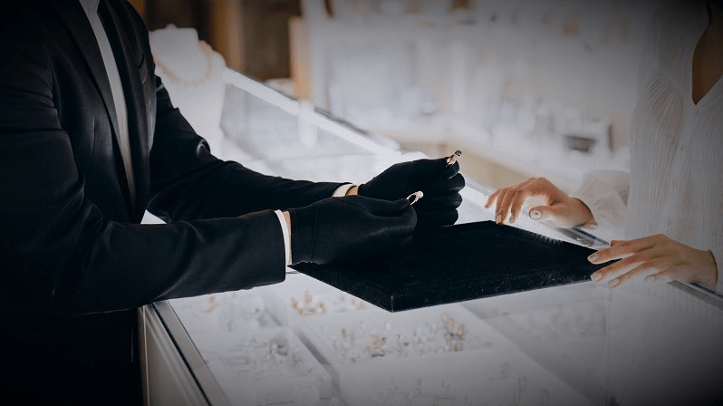 Homens acusados falsamente de assalto a joalheria serão indenizados