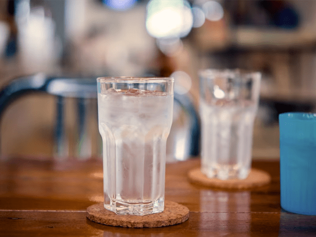 Para advogado, obrigar bar a servir água grátis viola livre iniciativa