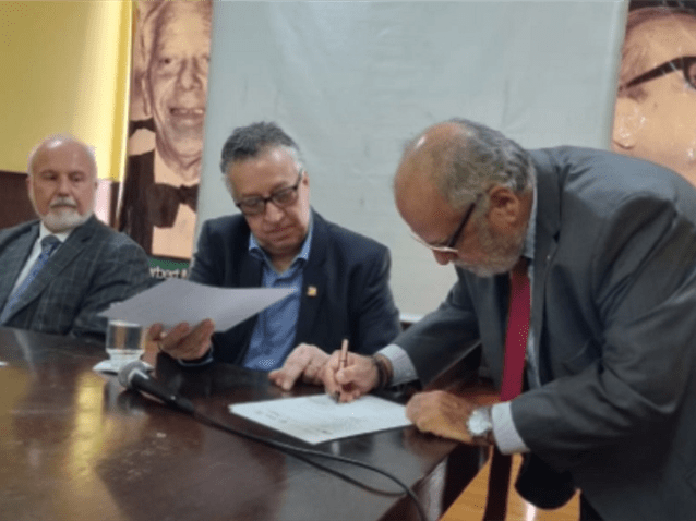 Da esq. para a dir., sentados, Carlos Alberto Vilhena e Octávio Costa; de pé, Armando de Souza assinando o Memorando de Entendimento. (Imagem: IAB - Instituto dos Advogados Brasileiros)