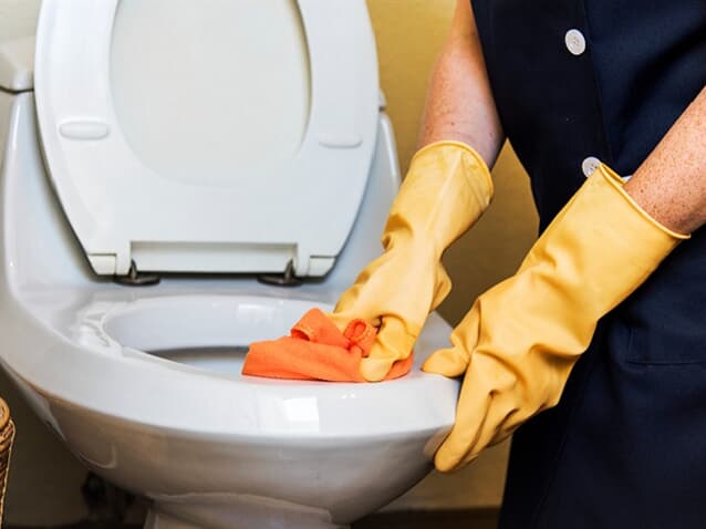 TRT-2: Empresa indenizará por falta de EPI para limpeza de banheiro