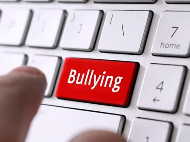 Escola indenizará aluna roqueira por bullying: queimar no inferno
