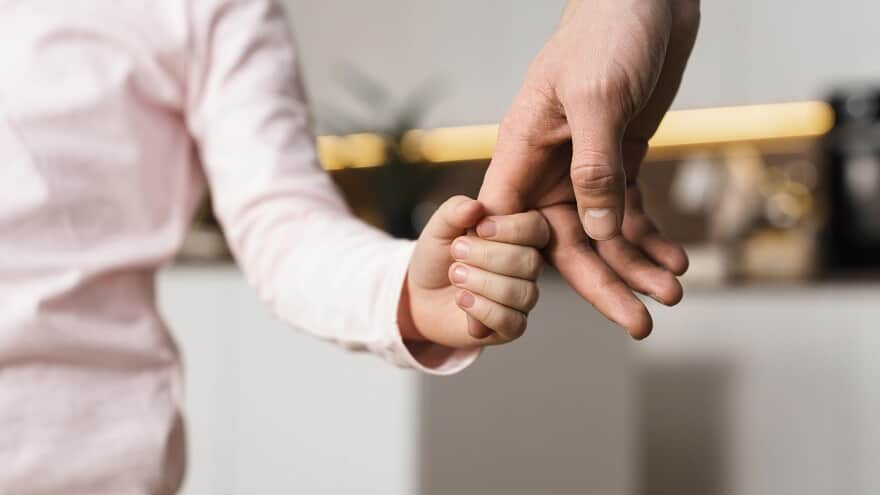 TJ/PR afasta pai do convívio com filho após agressões comprovadas.  (Imagem: Freepik)