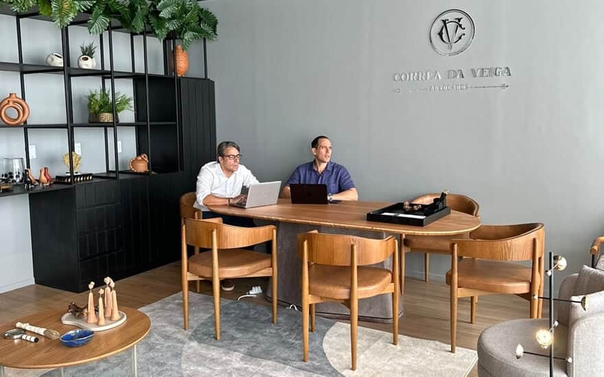 Os advogados Luciano Pinheiro e Rômulo Salomão na nova unidade Corrêa da Veiga Advogados em Salvador. (Imagem: Divulgação)