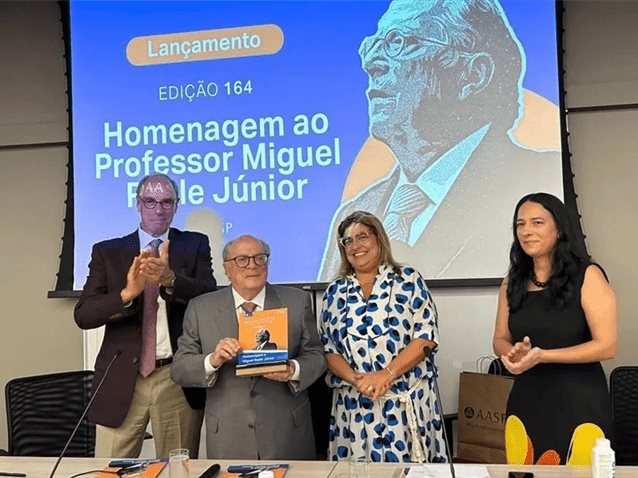 Miguel Reale Junior é homenageado na AASP. (Imagem: Divulgação AASP)