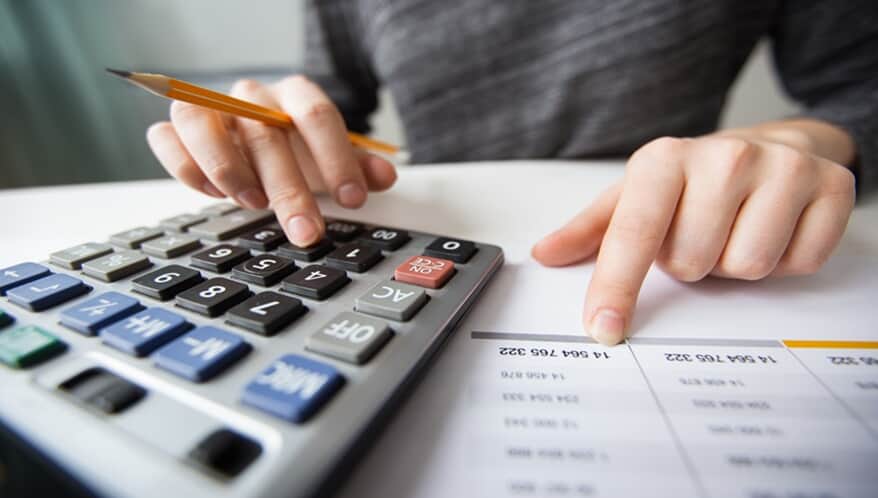 Aumento da taxa básica de juros pelo Banco Central é questionada. (Imagem: Freepik)