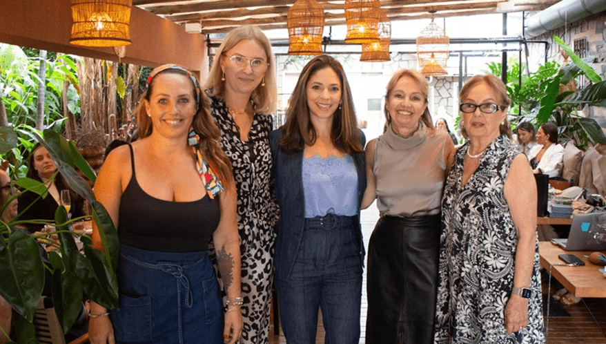Da esquerda para a direita: a chef Cláudia Dotti, a palestrante Fabiana de Freitas, as advogadas Diana Karam Geara, Rogéria Dotti e Rosarita Dotti. (Imagem: Kendra Berberi - Divulgação Dotti Advogados)