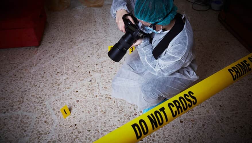 Perícia técnico-científica será responsável por documentar detalhes do crime por meio de fotografias detalhadas. (Imagem: Freepik)