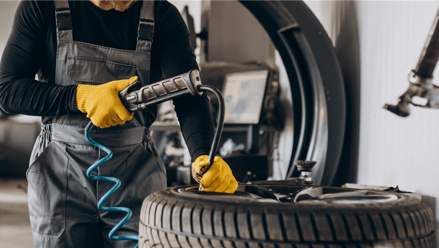 TRT-4 reconhece vínculo trabalhista de borracheiro que cumpria pena domiciliar.  (Imagem: Freepik)