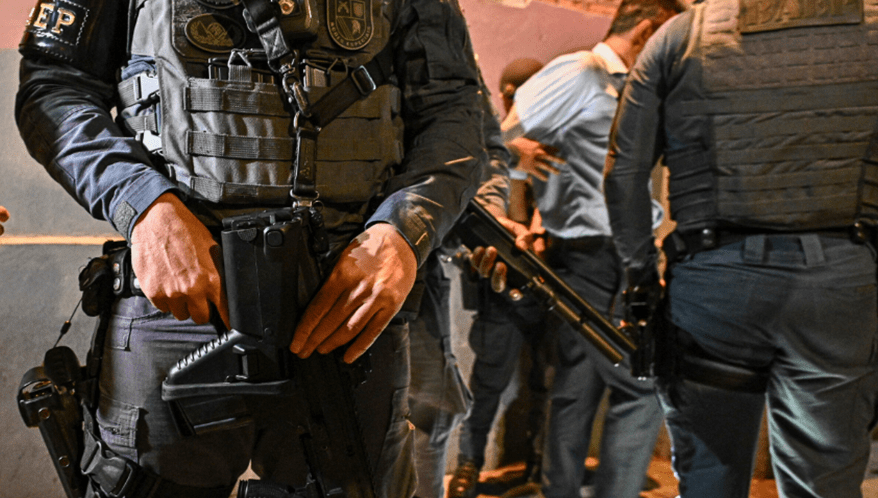 DF é condenado a pagar R$ 15 mil após operação da Polícia Civil em casa de servidor errado.  (Imagem: Roberto Sungi/Ato Press/Folhapress)