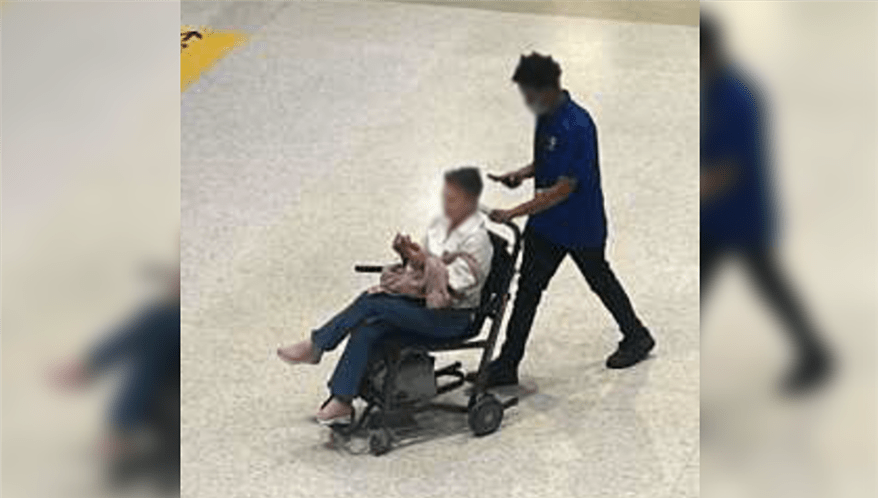 Filha da passageira registrou momento em que mãe era conduzida em cadeira de rodas por funcionário da companhia até o embarque.  (Imagem: Reprodução)