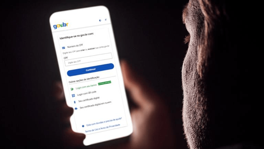 Polícia prende suspeitos de fraudar conta de juíza para vender veículo apreendido.  (Imagem: Gov.br/Arte Migalhas)