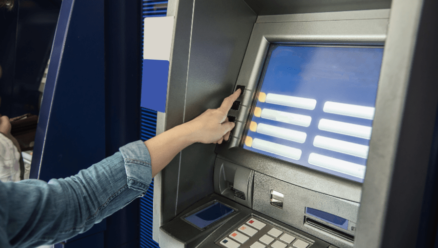 Juiz valida contratação de empréstimo via caixa eletrônico com uso de cartão e biometria.  (Imagem: Freepik)