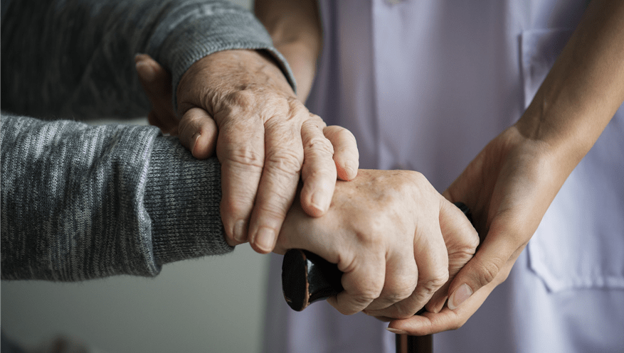 Cuidadora que contratava colegas para cobrir folgas não tem vínculo reconhecido.  (Imagem: Freepik)