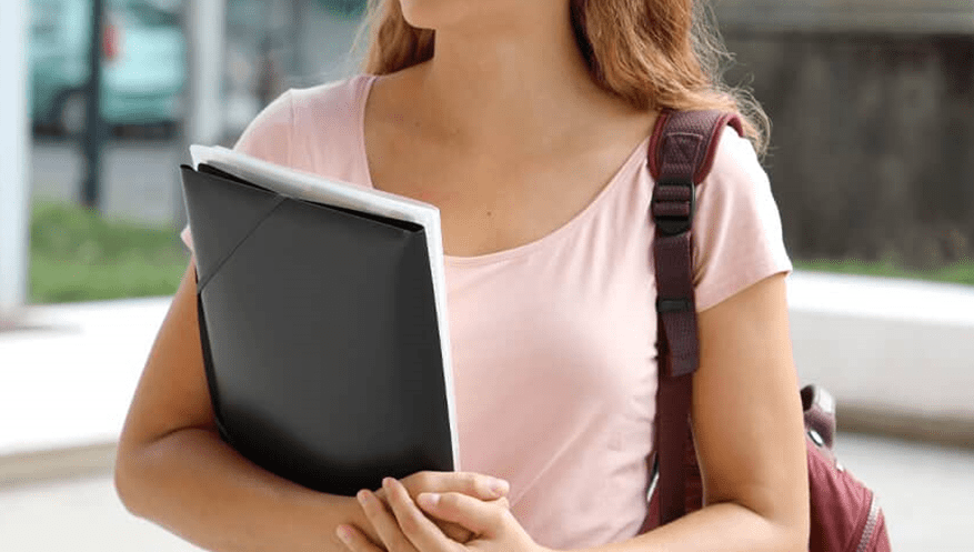 Faculdade paga pelos pais não afasta direito à gratuidade de justiça, decide TJ/GO  (Imagem: Freepik)