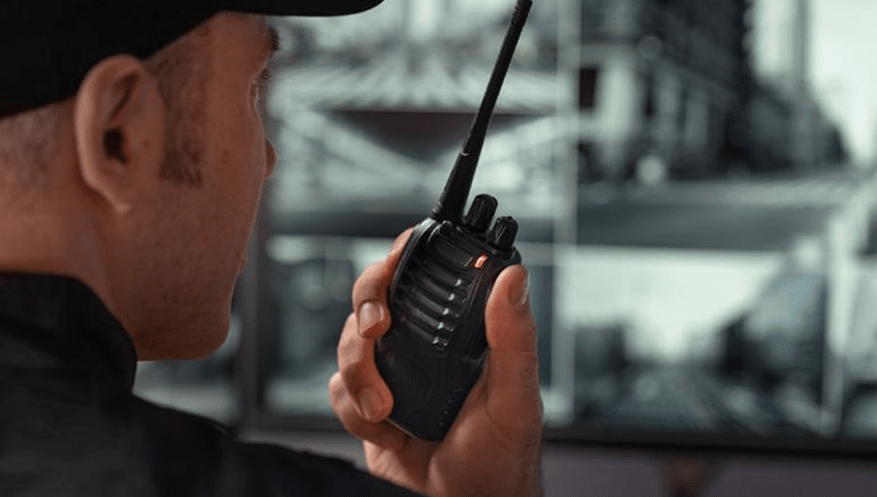 TRT-4 reconhece falta grave de empresa que reduziu salário de vigilante após ação trabalhista.  (Imagem: Freepik)