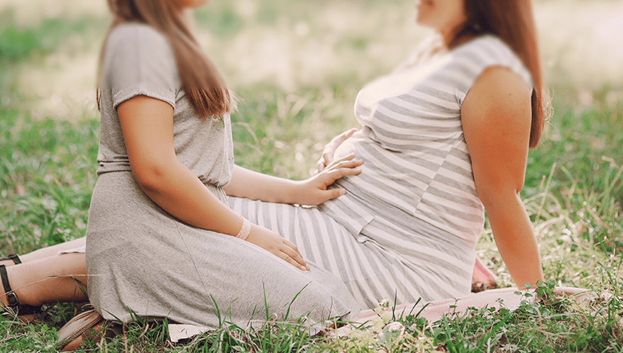 TRT-2 reconhece estabilidade para mãe não gestante em união homoafetiva com base em decisão do STF.  (Imagem: Freepik)