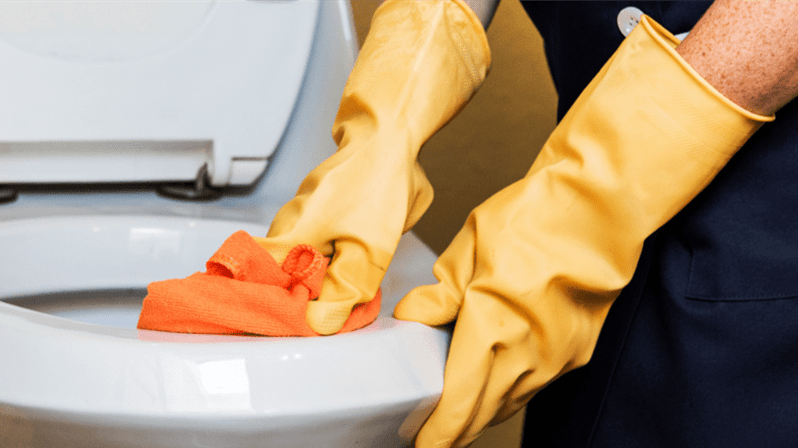 TST: Servente terá insalubridade máxima por limpar banheiros de faculdade