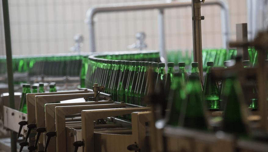 Câmara aprova PL que prevê prisão de até 15 anos por adulteração de bebidas.  (Imagem: Freepik)