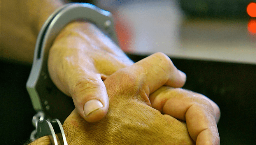 Homem que não cometeu homicídio foi preso e algemado dentro de casa.  (Imagem: Itamar Aguiar/Folhapress)