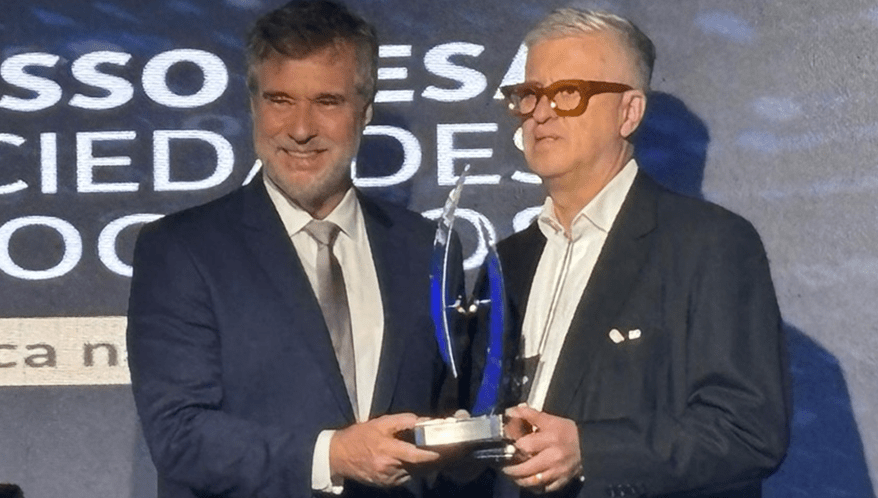 Gustavo Brigagão entrega o Prêmio Lumem à Fernando Serec, CEO do TozziniFreire Advogados. (Imagem: Migalhas/Redação)