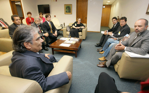 Ministro Ayres Britto recebe memoriais em favor do banimento do amianto no Brasil