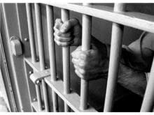 Falta de meios do Estado para condução ao julgamento garante liberdade provisória a presos