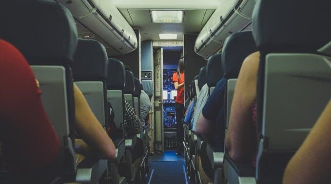 Comissária de voo que foi advertida e afastada por estar acima do peso será indenizada