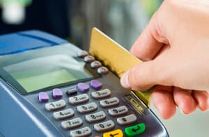 Alerta: Brasileiros começam a comprar mais caro com o aumento do imposto cobrado para operações com cartões de crédito